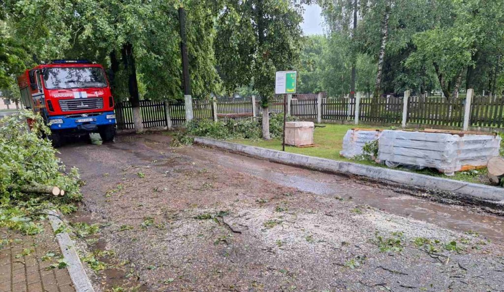 МЧС показало последствия непогоды