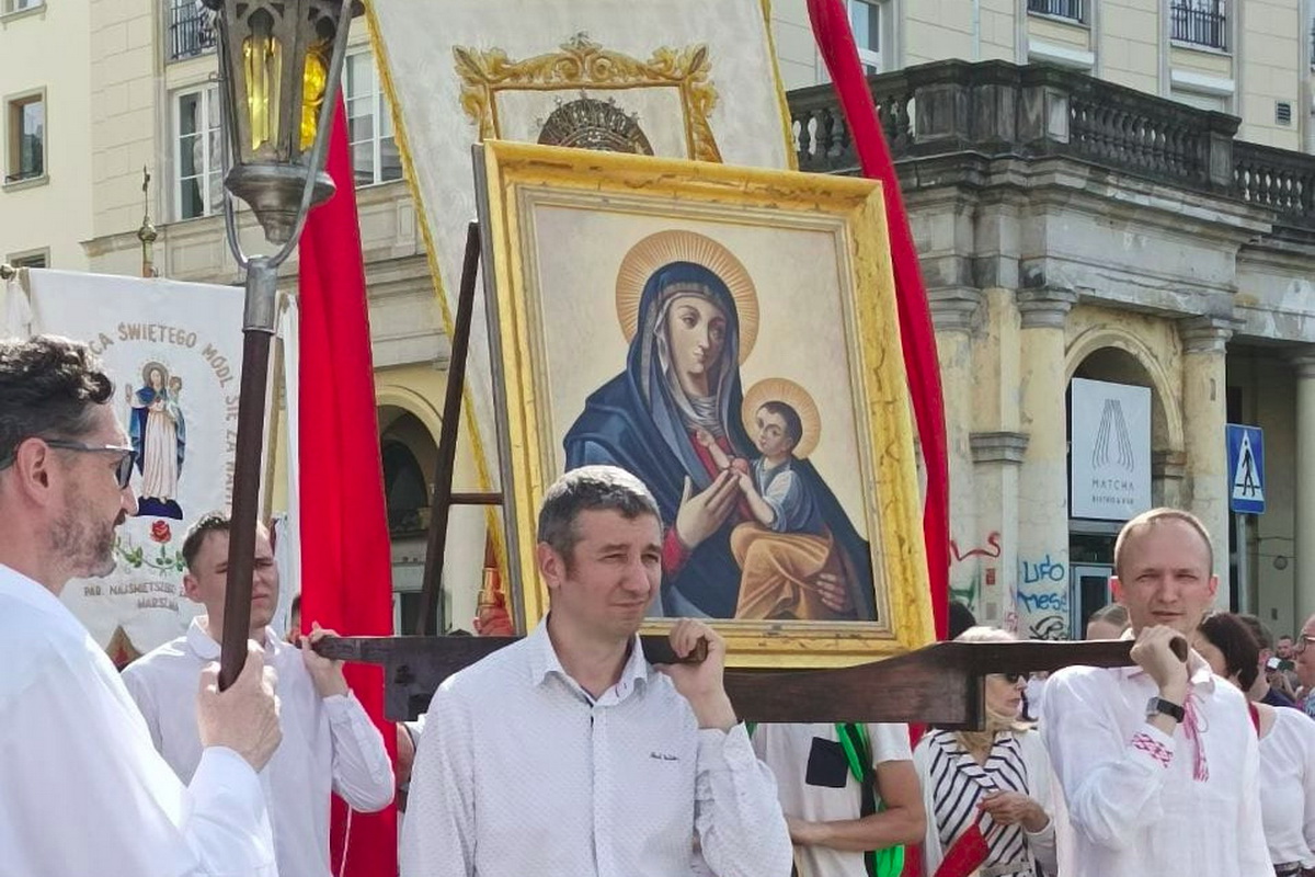 У забора между Польшей и Беларусью провели молитву