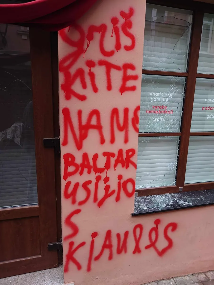 На здании магазина Kropka в Вильнюсе написали «возвращайтесь домой, беларусские свиньи»