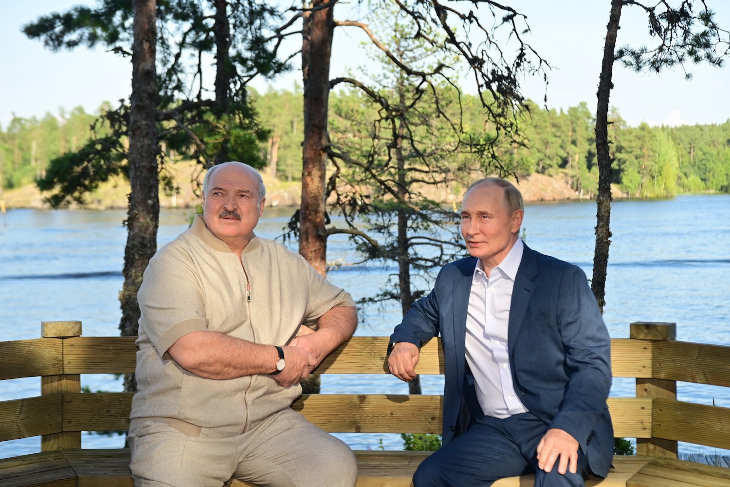 Фотошоп не помог Лукашенко скрыть страдания и избавиться от лишнего веса - фотофакт