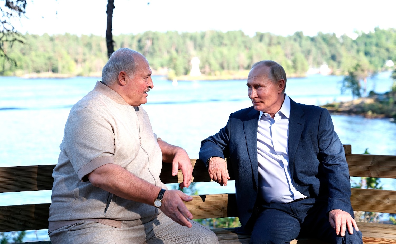 Фотошоп не помог Лукашенко скрыть страдания и избавиться от лишнего веса - фотофакт