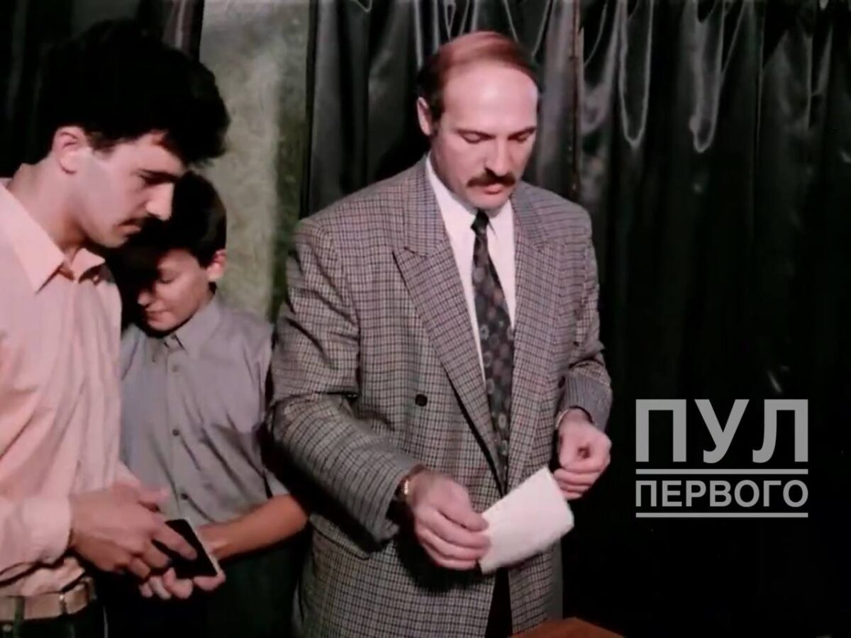 Александр Лукашенко с сыновьями голосует на выборах 1994 года