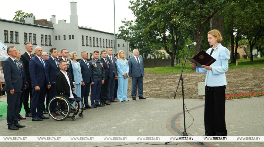 Наталья Петкевич цитировала «Битлз» на открытии монумента «Живая память благодарных поколений»