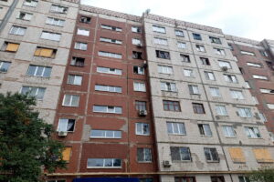 Три человека ранены, в том числе ребенок, в многоэтажке в результате российского обстрела Краматорска