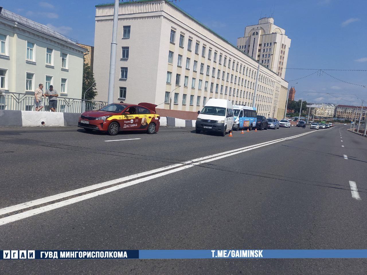 Такси, маршрутка и две легковушки столкнулись в Минске. Трех человек доставили в больницу