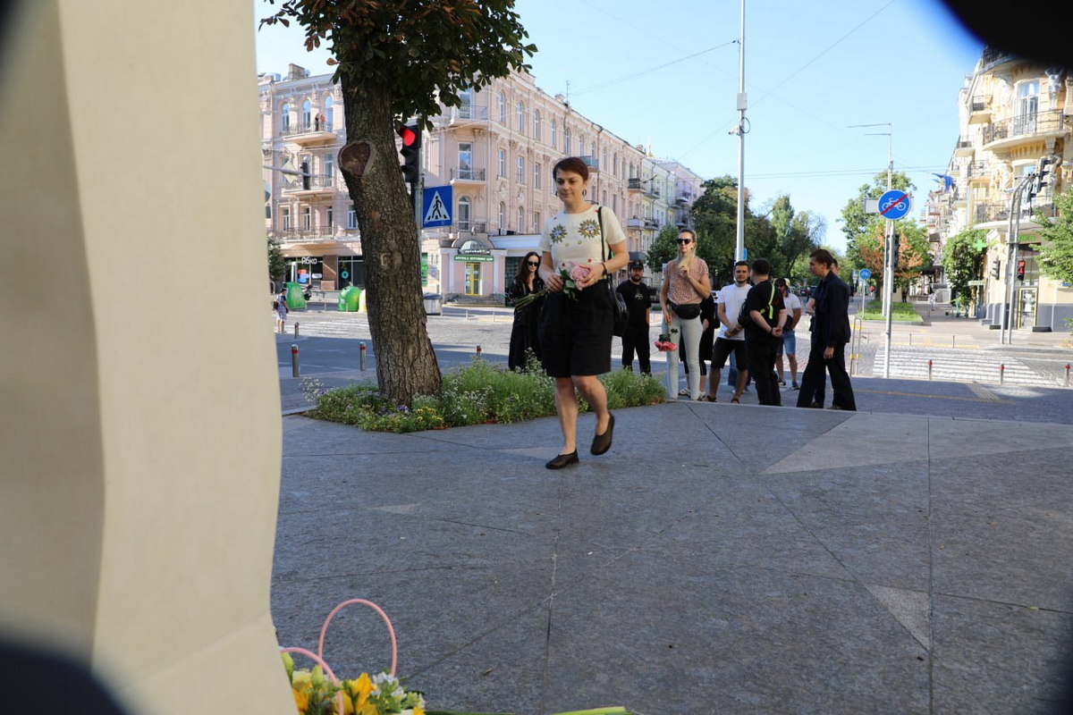 Цветы у места гибели Павла Шеремета в Киеве в годовщину смерти - фото