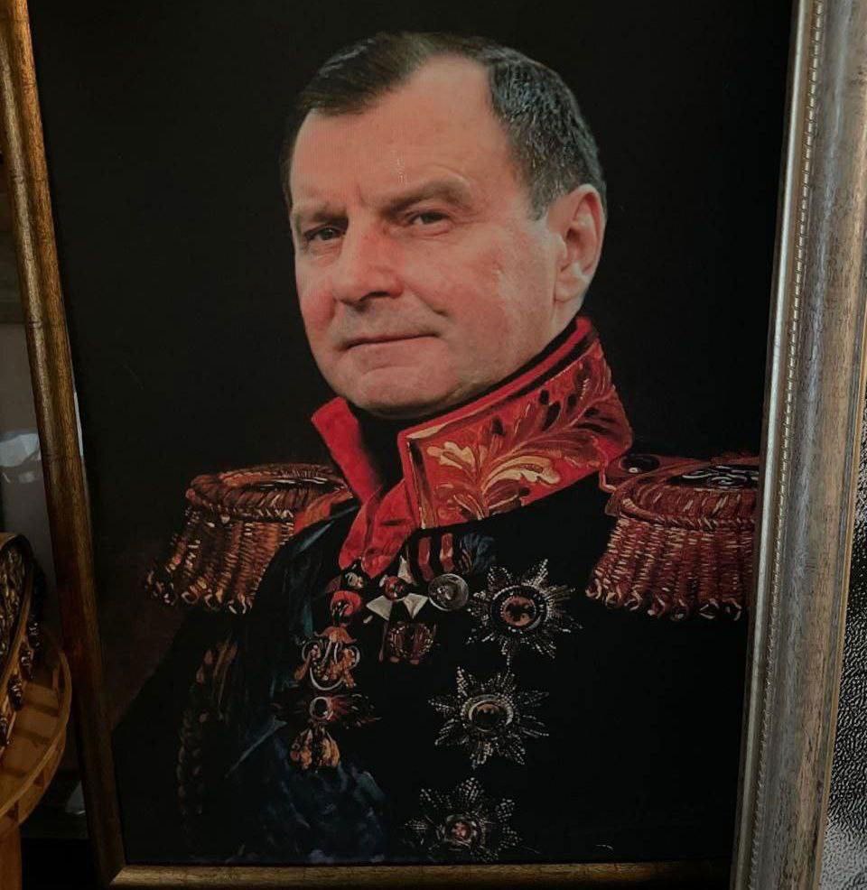 У арестованного  экс-замминистра обороны РФ нашли коллекцию его портретов