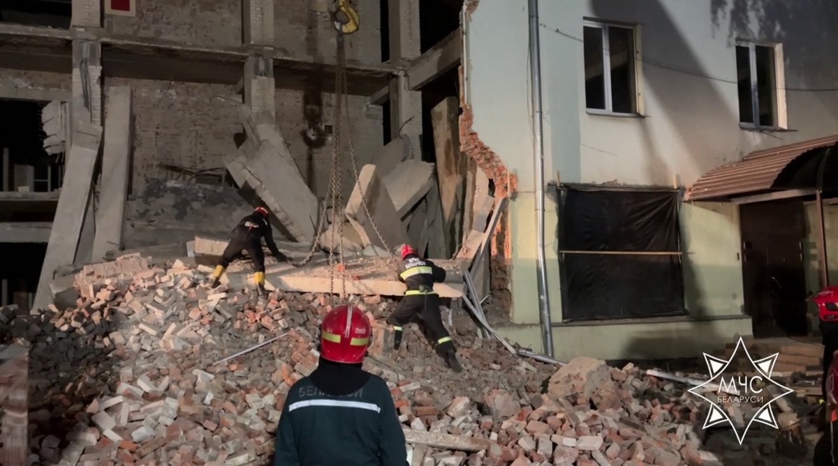 Спасатели работают на месте обрушения здания бывшего РОВД в Гомеле