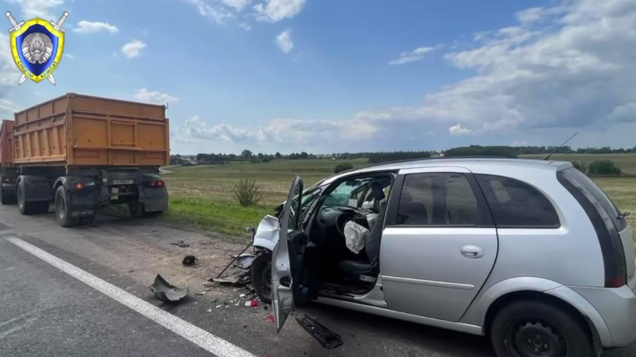 Opel с четырьмя детьми влетел в МАЗ в Крупском районе