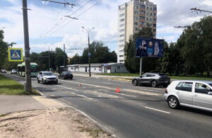 Девушка попала под колеса автомобиля на пешеходном переходе в Минске