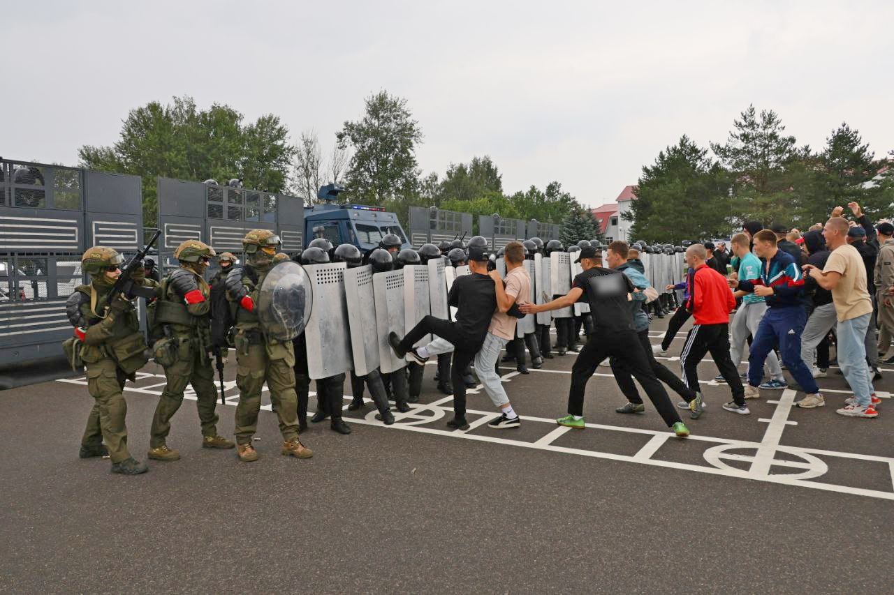 МВД показало боевых пловцов, СОБР на квадроциклах и разгон протестов