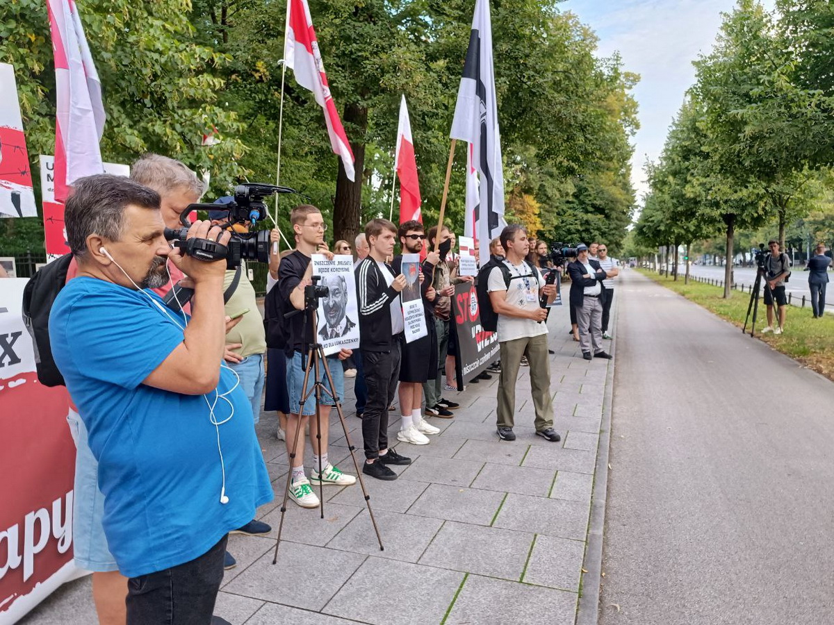 В Варшаве проходит акция солидарности с "Белсатом" - фото, видео