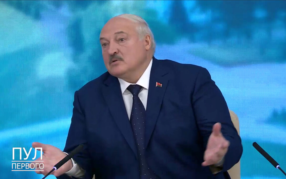 Александр Лукашенко выступает перед студентами Витебского государственного университета