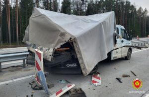 Водитель погиб в Логойском районе, врезавшись в машину дорожной службы