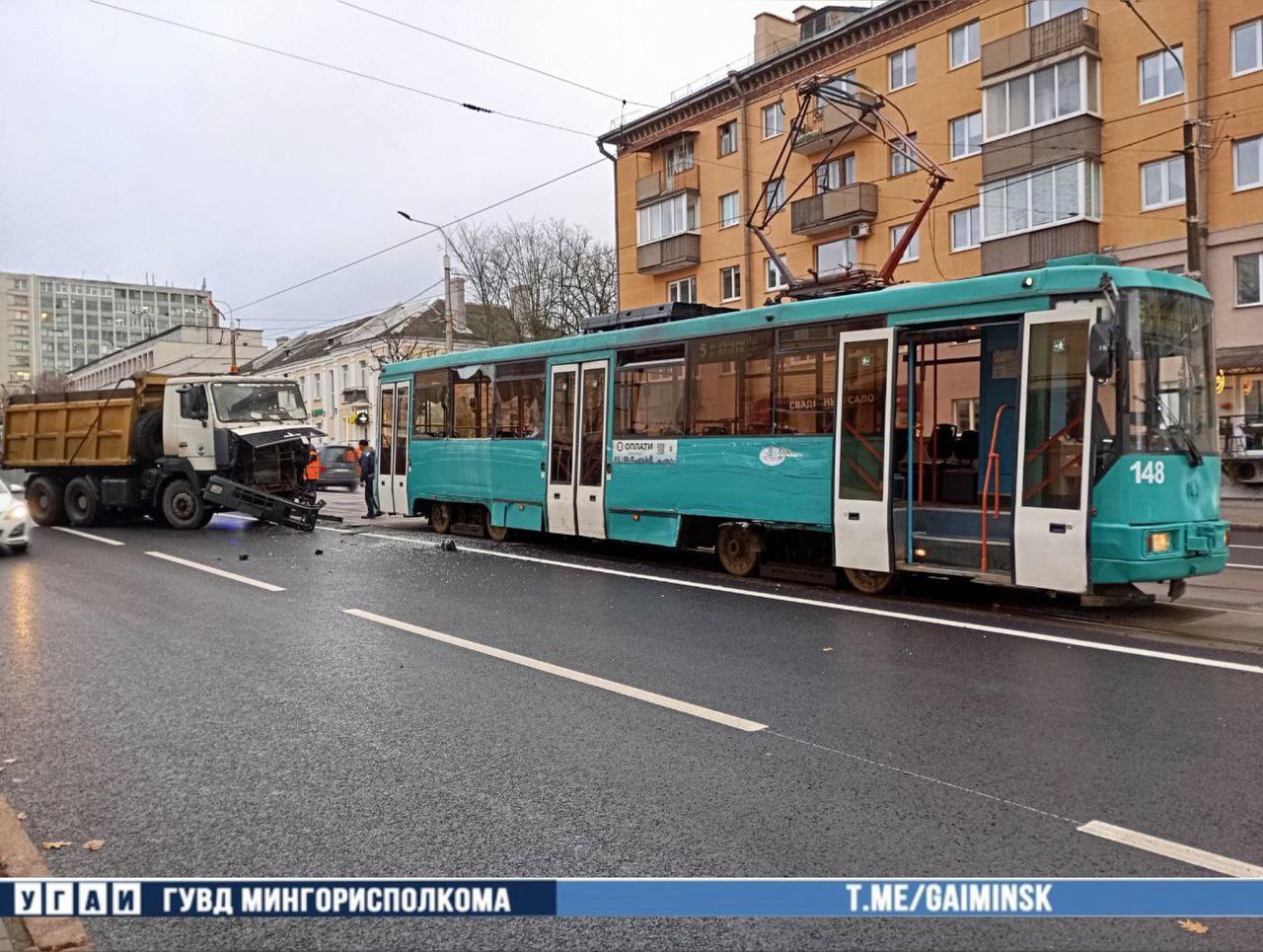 Грузовик МАЗ протаранил трамвай в Минске