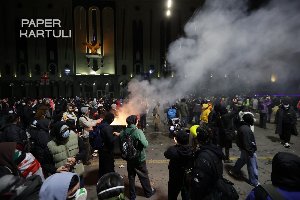 В Грузии продолжаются протесты. Полиция применила водометы