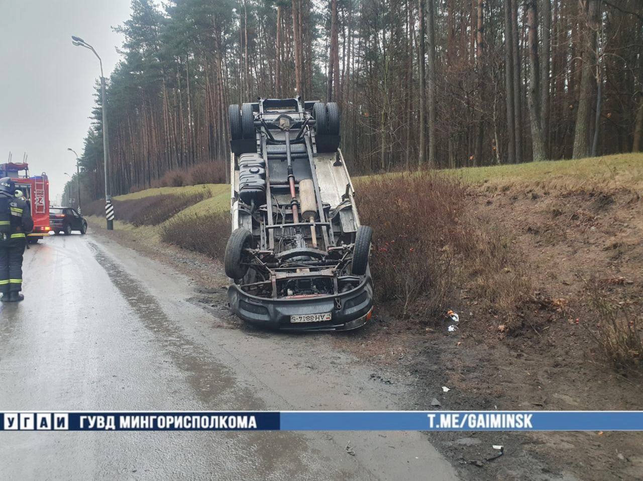 Грузовик перевернулся на МКАД