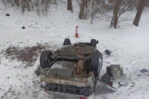 Три человека получили травмы в перевернувшемся в Глубокском районе автомобиле